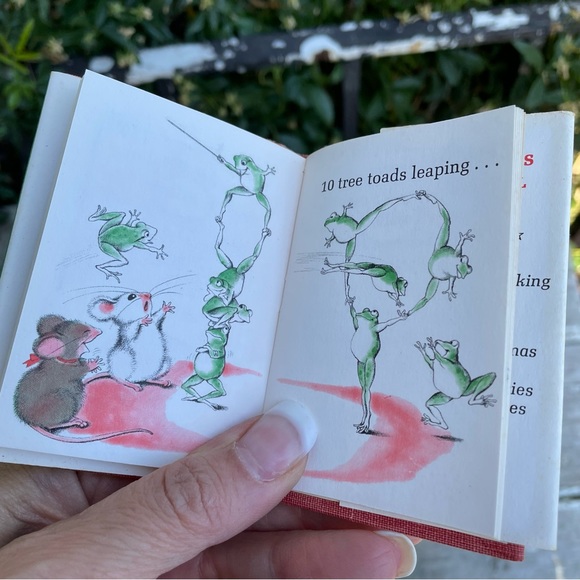 Vintage Christmas Nutshell Library by Hillary Knight 1963 Set of 4 Mini Books - Picture 8 of 10